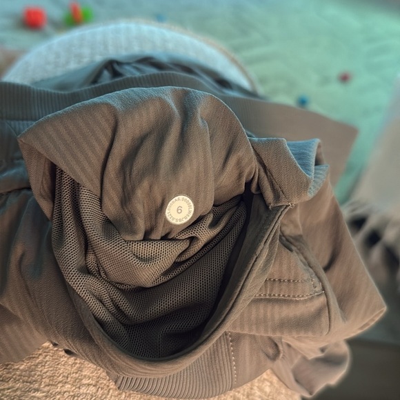 Lululemon Beyond the Studio Crop
Grey Sage Athletic Pants Size 6 - Picture 7 of 13